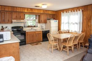 FriscoShoresurf House 54227的厨房配有桌椅和冰箱。