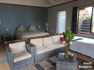 拉罗汤加Sunset Palms Rarotonga的客厅配有沙发和1张床