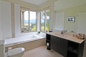 Amuri Estate Luxury Lodge的一间浴室