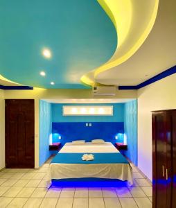 库埃察兰德尔普罗格雷索Hotel Boutique TEKALI INN的一间卧室设有一张床和蓝色的天花板