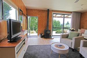汉默温泉Amuri Estate Luxury Lodge的客厅配有平面电视和沙发。