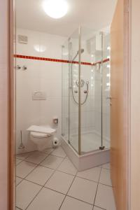 科尔恩塔尔-明欣根Landschloss Korntal的带淋浴和卫生间的浴室
