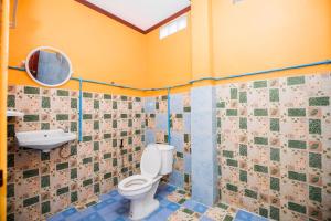 万荣莫利纳简易别墅酒店的一间带卫生间和水槽的浴室