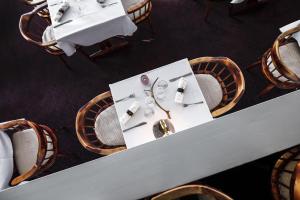 基尔匹斯扎我维基尔皮斯拉普兰酒店的餐桌和椅子的顶部景致