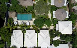 乌鲁瓦图Incense Impossible Beach-Adults Only的享有带游泳池的房屋的空中景致