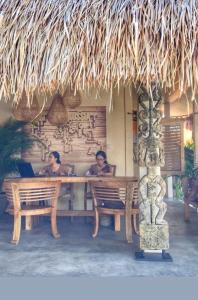 乌鲁瓦图Incense Impossible Beach-Adults Only的两人坐在餐厅桌子旁