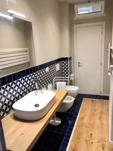 阿雷佐Appartamento Mariapaola的一间带水槽和两个卫生间的浴室