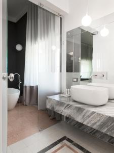 SantʼOmeroVilla Corallo的浴室配有大型白色浴缸和水槽