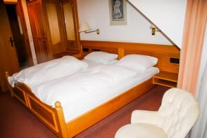 洛尔希Hotel Sonne的配有椅子的客房内的两张单人床