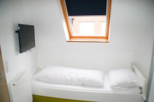 洛尔希Hotel Sonne的客房配有镜子和一张带白色枕头的床