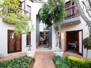 比勒陀利亚Bohemian House - Pretoria的前面有砖砌人行道的房子