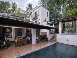 比勒陀利亚Bohemian House - Pretoria的房屋前有游泳池的房子