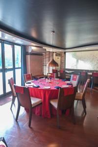 因帕尔The Classic Hotel的一间用餐室,配有红色的桌子和椅子
