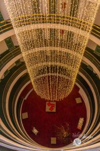 萨奥兹-杜尔克斯Hotel la Torre的吊在建筑物天花板上的大吊灯