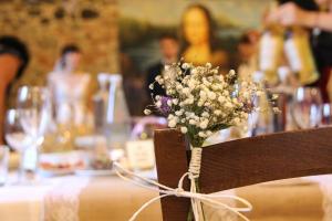 芬奇伊尔卡瑟雷尔莱昂纳多迪旅馆的桌子上放着一束鲜花的桌子