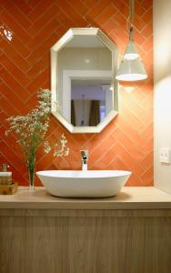 伦特里亚Apartment Alaitz Rentería的浴室设有白色水槽和镜子