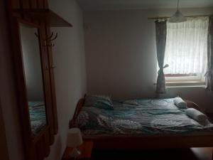 斯托尼拉斯奇Dom Pod Siódemką的一间卧室配有一张床、镜子和窗户