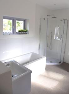 安伯利Spring Cottage的白色的浴室设有水槽和淋浴。