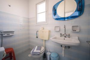 SifnosGIAMAKI APARTMENTS的一间带水槽、卫生间和镜子的浴室