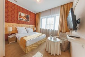 克拉斯诺达尔迈如泰尔酒店的配有一张床和一台平面电视的酒店客房