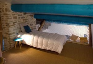 SalettesLe Mas Bellane的一间带床的卧室,位于带窗户的房间内