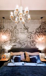布达佩斯SummerStreetSeven的一间卧室配有吊灯和鲜花壁画