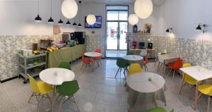 巴塞罗那Hostal La Terrassa的一间带桌椅和柜台的餐厅