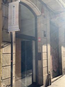 巴塞罗那Hostal La Terrassa的门前有标志的建筑物