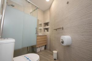 内尔哈卡萨梅赛德斯旅馆的一间带卫生间和卫生纸分配器的浴室
