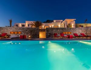 圣斯特凡诺斯O Lofos Luxury Boutique Suites的夜间带游泳池的别墅