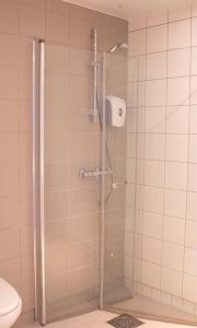 奥斯陆蒙特贝罗酒店的浴室里设有玻璃门淋浴