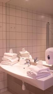 奥斯陆蒙特贝罗酒店的浴室设有水槽和毛巾