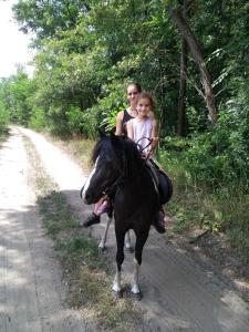 德布勒森慵懒时光旅馆的骑着马的女人和孩子