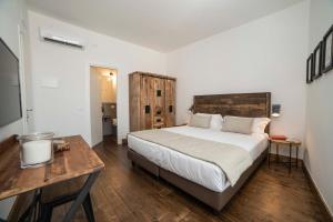 SanluriPiccolo Feudo的一间卧室配有一张床和一张木桌