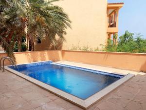 Rūl ḐadnāDibba, Villa 61 - Mina Al Fajer, Dibba Al Fujairah的房屋前的游泳池