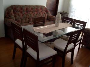 库里提巴CASANOGh NOVO TEMPO的带沙发的餐桌和椅子