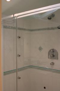FronsacLes charmes de Vincent - le loft Cabernet的浴室里设有玻璃门淋浴