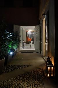 贝加莫拉考特维奇亚公寓的夜间走廊上设有长凳的开放式门