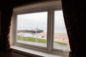 布莱克浦维京成人酒店的享有海滩景致的窗户。