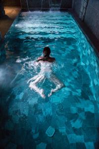 尚贝里机密小酒店的在水中游泳的人