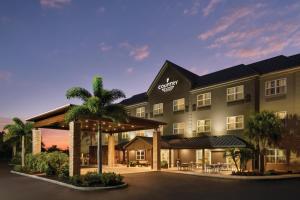 布雷登顿Country Inn & Suites by Radisson, Bradenton-Lakewood-Ranch, FL的酒店前面的 ⁇ 染