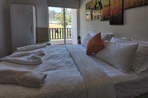 努沃勒埃利耶水手小屋美景公寓的一张配有白色床单和枕头的大床