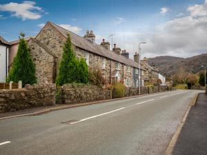 康威Conwy Valley Hotel的一条空荡荡的街道,一排石头房子