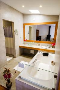 阿雷基帕La Hostería Boutique Hotel的一间带大型白色浴缸和镜子的浴室