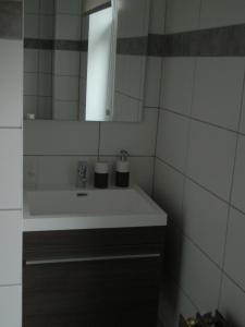La Gleize特切奥斯住宿加早餐旅馆的浴室设有白色水槽和镜子