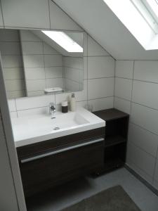 La Gleize特切奥斯住宿加早餐旅馆的一间带水槽和镜子的浴室
