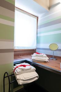 圣文森特卡萨莫内特公寓的一间房间,配有带毛巾的桌子