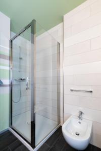 圣文森特卡萨莫内特公寓的带淋浴和盥洗盆的浴室