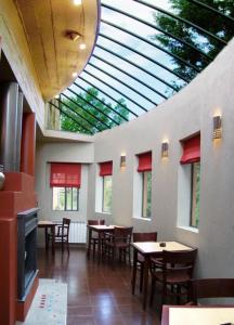 吉亚迪诺镇Casa Shanti Posada Boutique的一间带桌椅和天窗的用餐室