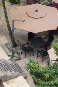 拉各斯Radisson Lagos Ikeja的桌椅和雨伞的顶部景色